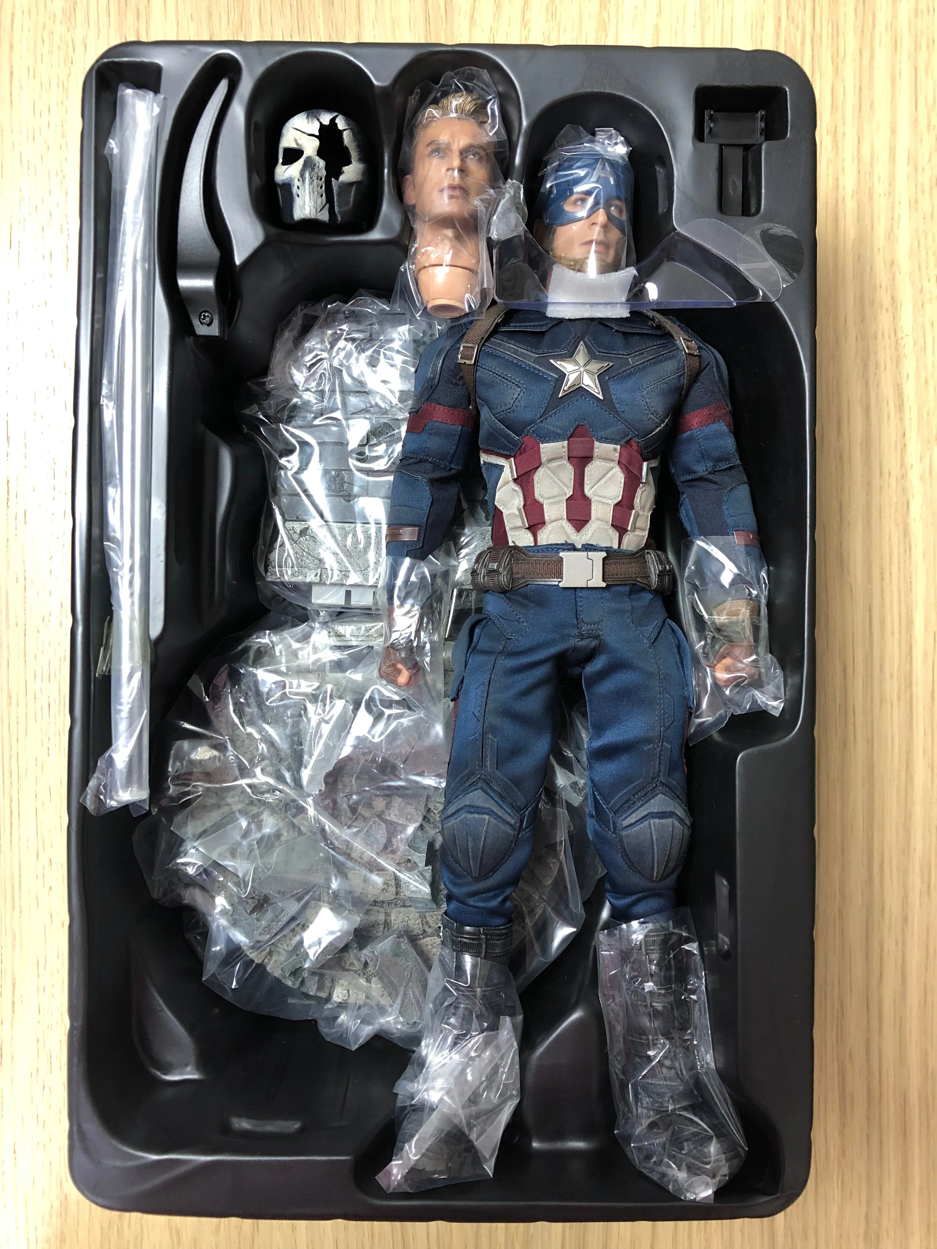 Hottoys Hot Toys 1/6 Scale MMS360 MMS 360 Captain America 3 Civil War - Captain America (Battling Version) Action Figure USED